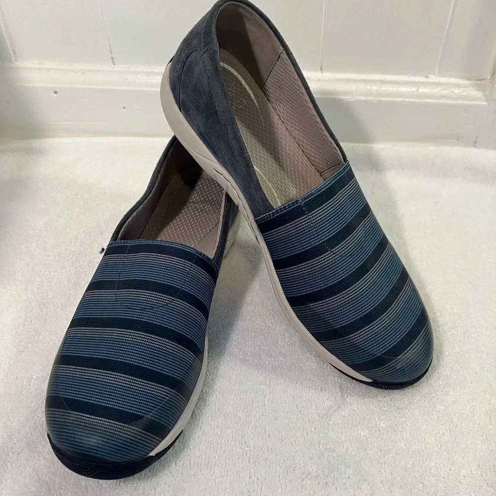 Dansko 40 Harriet Blue Suede Slip-ons